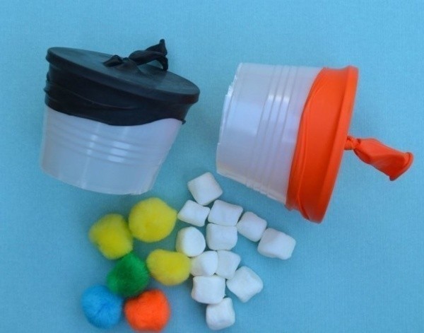 9. Plastik idishlar va sharchalardan rogatka yasang.
