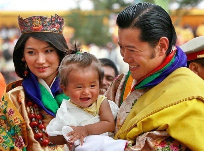 Biroq Jetsup va Jigme bir birlariga bo'lgan mehrlarini ko'rsatishga uyalishmaydi.