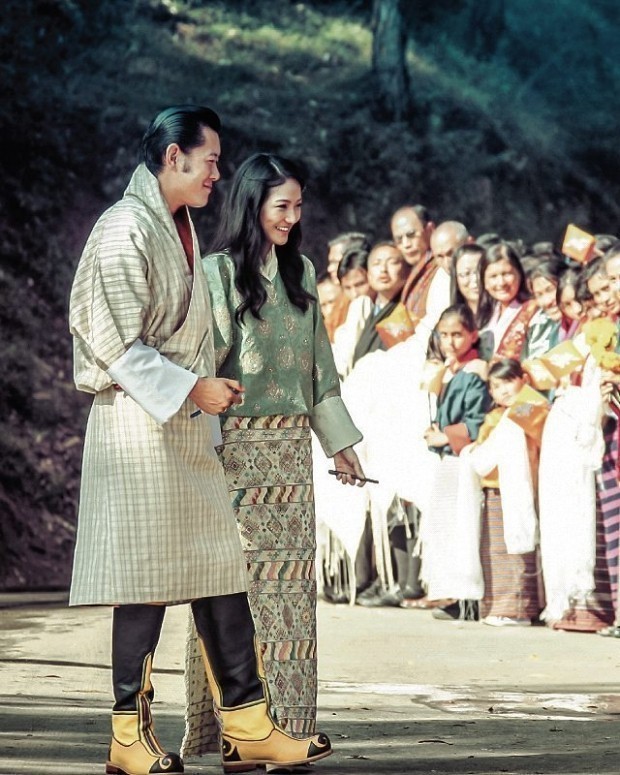 Qirol barchaning oldida Jetsup Pema uning yagona rafiqasi bo'lib qolishini e'lon qildi.