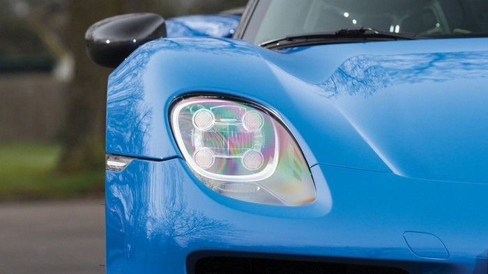 Porsche 918 Spyder Weissach zamonaviy optikasi.