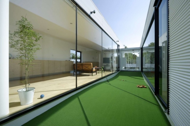Xonalar orasidagi mini-golf maydonchasi