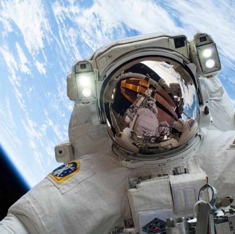 1. Astronaft va polkovnik Mayk Xopkinsning selfisi, u bu rasmni 24 dekabr 2013 yilda Yer orbitasida olgan