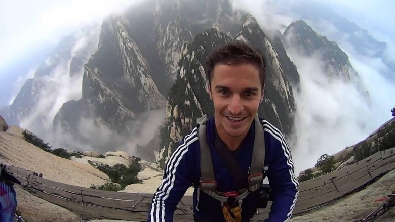 6. Bu bola shunchaki Xitoydagi Xuashan tog'iga chiqib u yerdagi qurilga yolakchadan yurib ekstremalligini ko'rsatdi.. Va bu hodisani butun dunyoga ko'rsatish uchun u selfi rasmiga tushdi.
