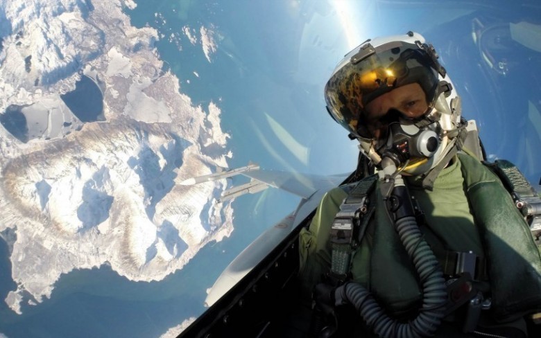 8. Piloti xarbiy tezkoz samolyotida uchayotgan payt "selfi" sur'atiga tushdi.