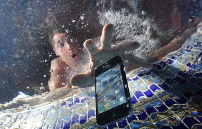 Nima qilish kerak, agar telefoningiz “cho’milgan bo’lsa”: qutqarishga 6ta qadam