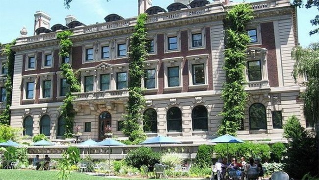 10. Endryu Karnegi dang’illama uyi (Manhetten, Nyu-York)