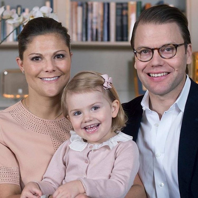 Estel, Shvetsiya malikasi/4 yosh