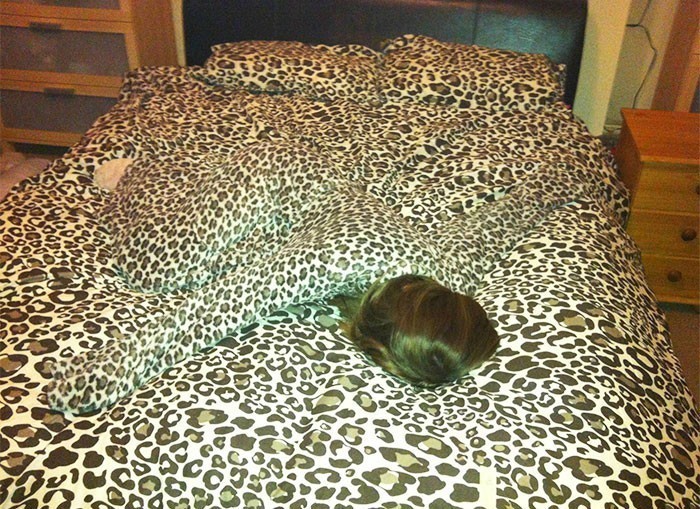 Leopard libosidagi qizni top