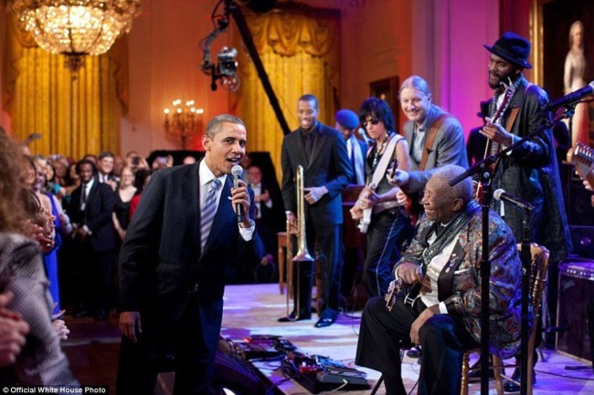 Barak Obama Oq uydagi konsert davomida Sweet Home Chicago qo’shug’ining Bi Bi Kingning ijrosiga qo’shilmoqda. 2012 yilning fevrali.