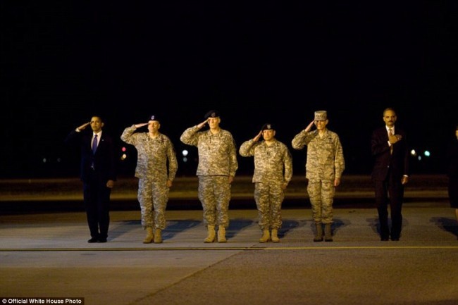 Barak Obama Afg’onistonda halok bo’lgan 18 ta askarli samolyotni kutib olmoqda. 2009 yilning oktyabri.