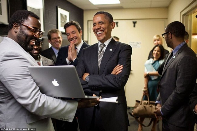Barak Obama va Djimmi Fellon, mashxur komik va boshlovchi. 2012 yilning 24 apreli.
