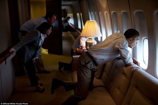 President Oklaxomadagi tornadodan keying vayronagarchiliklarni ko’zdan kechirmoqda. 2013 yilning may oyi.