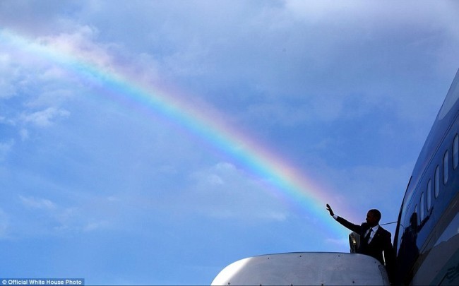 Barak Obama uni kuzatayotganlarga, samolyotga kirishdan avval qo’lini siltamoqda.