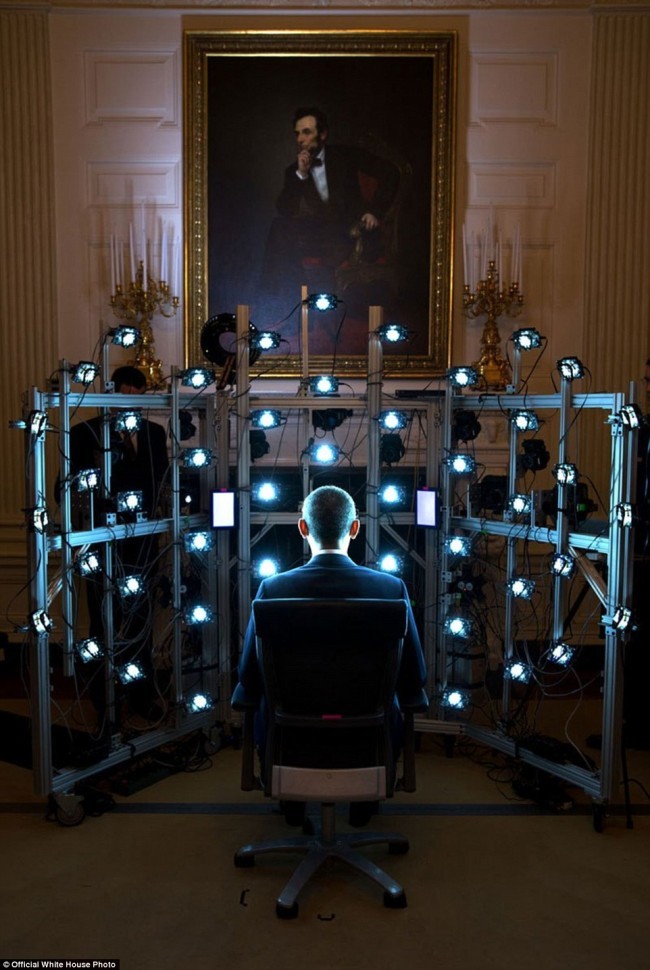 President Smitson instituti 3D portreti uchun turib bermoqda.