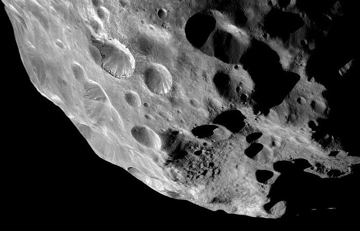 7. Oyning yuzasidagi kraterlar