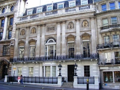 “White’s Gentleman CLub” aristokratlar klubi, London, Buyuk Britaniya 