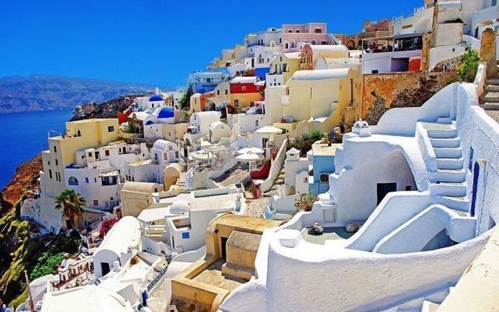 Eng chiroyli va quyoshli orol Santorini ham reklamadan jabrlandi.