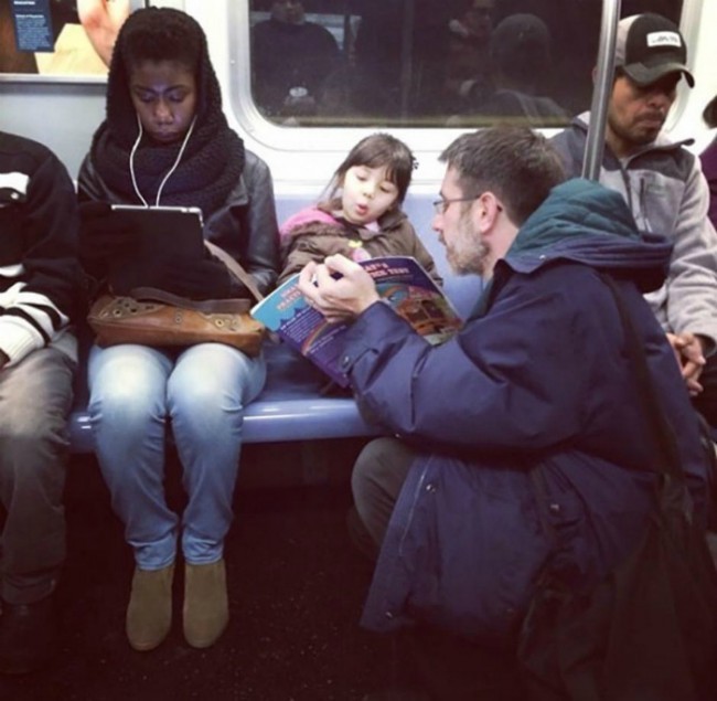 Ota qizchasi bilan metro vagonida