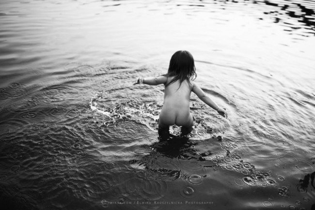 Qisqa yubkalardagi kokrakli ayollarning fotosuratlari