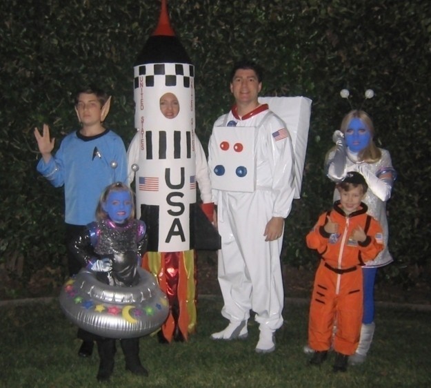 Kosmonavtlar. Bu yerda "Armagedon" personajlari, "Star trek", shuningdek kosmonavt va albatta uning raketasi)