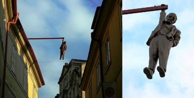 Pragadagi Ziymund Freydning osilib turgan haykali.