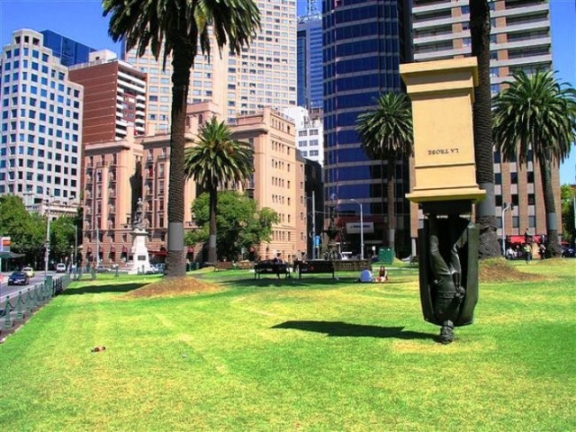 Melburndagi Charlz La Trobaning oyog’i osmonda bo’lgan haykali