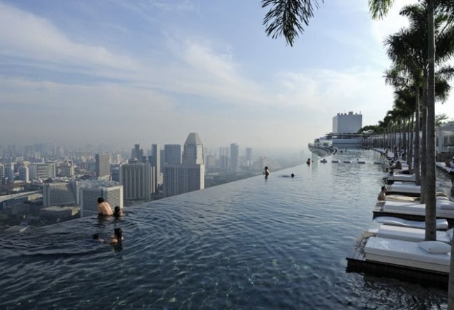 Singapur, tomdagi basseynga ega bo’lgan Kurort-mehmonxona markazi