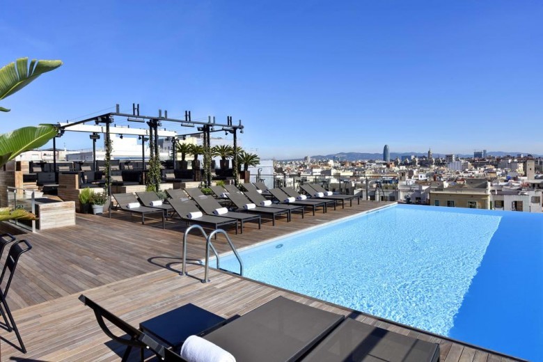 Ispaniya, Barselona, Grand Hotel Central mehmonxonasining yog’ochli tomi va basseyn