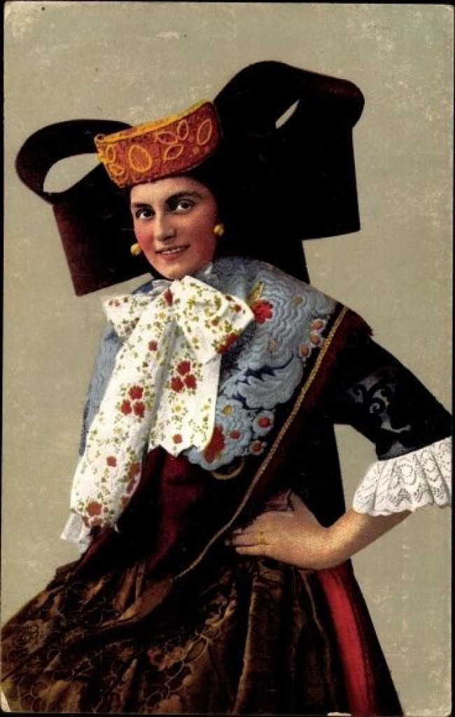 Germaniyaning Shaumburg tumanida esa mana bunday g‘alati shlyapalar urfga kirgan edi