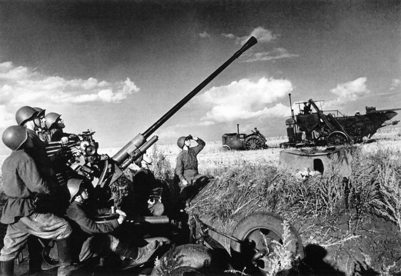 Vatan osmonini qo’riqlab: urushning birinchi yilidagi hosilni yig’ib olishga harakat, 1941 yil