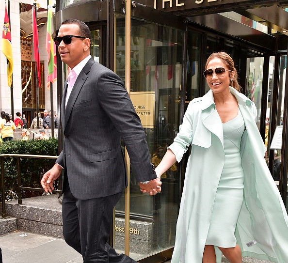 Jennifer Lopez va Aleks Rodriges. Mashhur qo'shiqchi o'zidan 6 yosh kichik bo'lgan beysbol o'yinchisi bilan birgalikda baxtli hayot kechirmoqda.