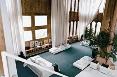 Arxitektor tashlandiq sement zavodini, o'zining shinamgina uyiga aylantirdi