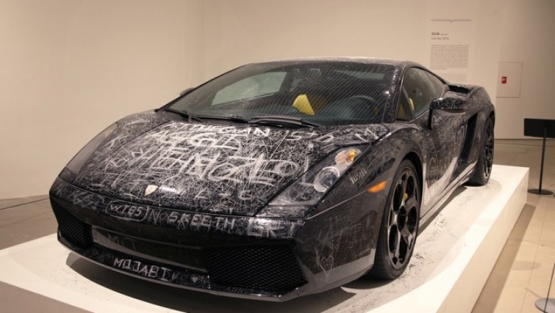 “Meni to’lig’icha buzib tashla”: muzeyga tashrif buyuruvchilarga 170 ming $ li Lamborghini da o’z mahoratlarini ko’rsatishlari uchun imkon berildi