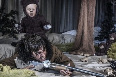 2-yoshlik bolakay va uning ota-onalari karton qutilar yordamida mashxur filmlarning sahnalarini yaratishdi