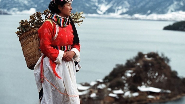Haqiqiy matriarxat qanday ko'rinishga ega. Bu "ayollar" qabilasining hayoti tasavvurni lol qoldiradi!