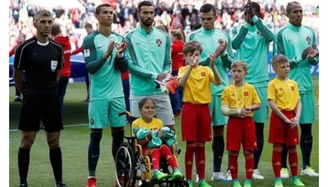 Krishtianu Ronaldu nogiron-qizaloqni, uning hayotidagi eng yaxshi kunni tuxfa etib, baxtiyor qildi!