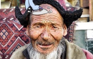 Rassom boshqalarning Instagramdagi fotosur'atlarini, kulgili va serzehnli rasmlar bilan to'ldirdi.