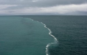 Ushbu suv havzalari uchrashganda ularning suvlari aralashib ketmaydi. Nima uchun?