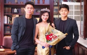 50 yoshli bu ayolni bir qarashda o’g’illarining sevgan qizi deb o’ylashadi! Ishonmaysizmi?