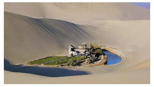 Qiziqarli sayohat: Yarimoy ko'li - Xitoyning cho'ldagi oazis 