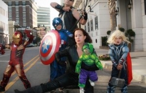 Hellouin bayramiga taniqli personajlarning eng zo'r kiyimini kiygan oilalar