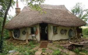 O’qituvchi bir oylik maoshiga o’z qo’llari bilan uy qurdi 