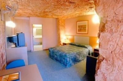 Sayyohlar cho’lda ketayotib ushbu teshikka duch kelishdi. Eng qiziquvchani ichiga tushdi…